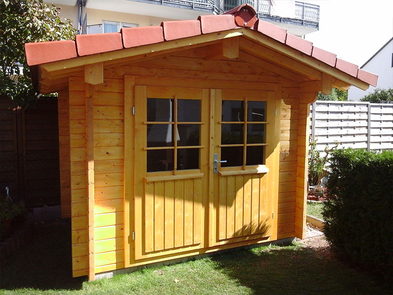 Blockhaus mit Dachsteinen für den Liebhaber von Langlebigkeit