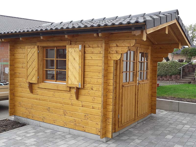 Blockhaus mit Betondachsteinen