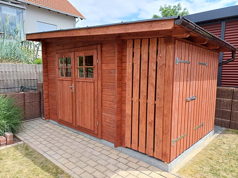 Blockhaus mit Anbau für Mülltonne