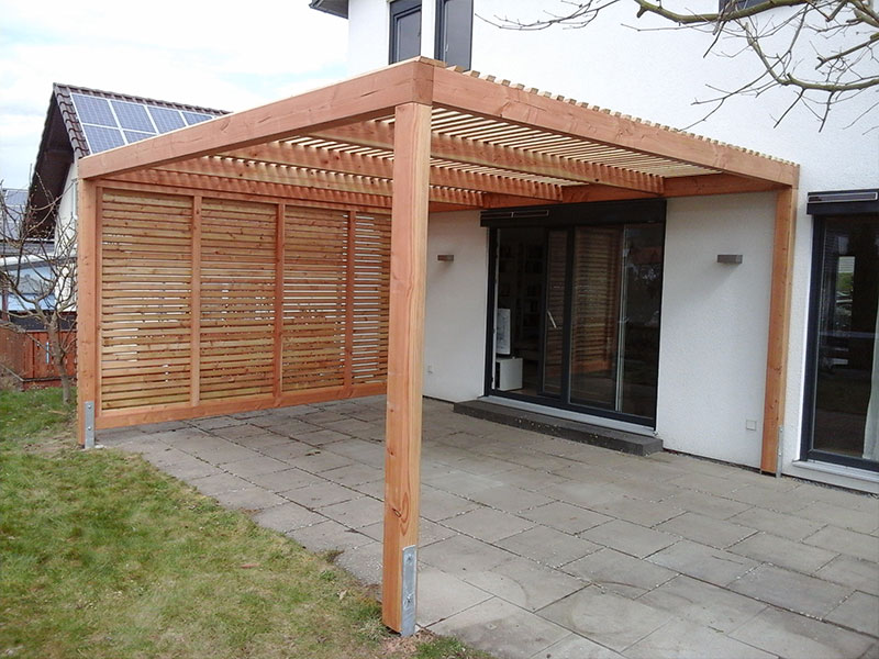 Terrassen- Pergola mit Sicht- Wind- und Sonnenschutzverkleidung