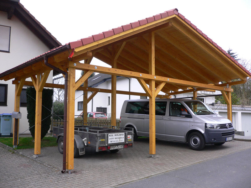 Carport mit Solarmodulen auf der Dachfläche