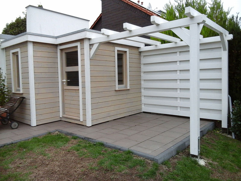 Gartenhaus mit Pergola, diese dient als Leseecke