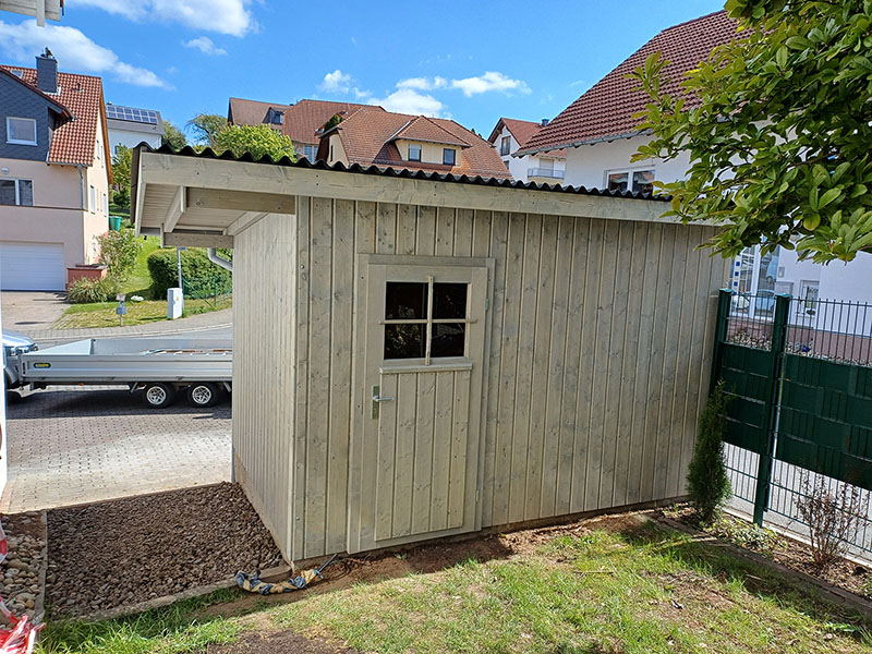 Gerätehaus mit Dachverlängerung