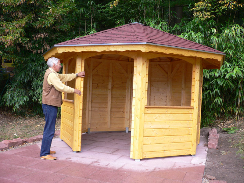 Pavillon weit oben stehend mit Fernblick