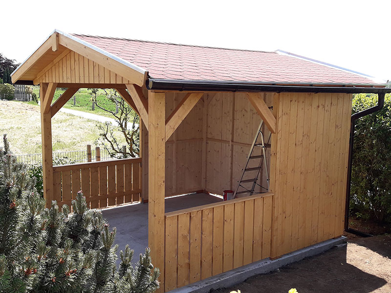 Gartenpavillion mit Rückwand und Brüstungsgeländern