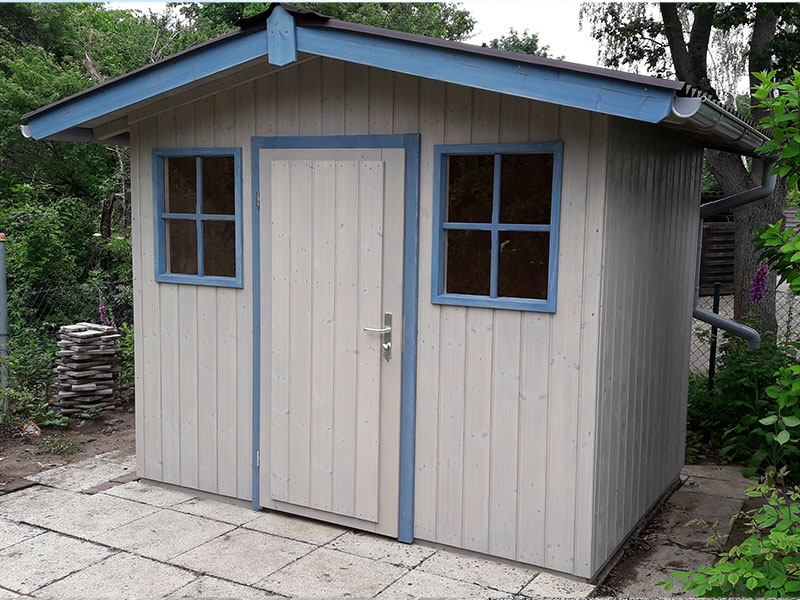 Gartenhaus mit Pergola, diese dient als Leseecke